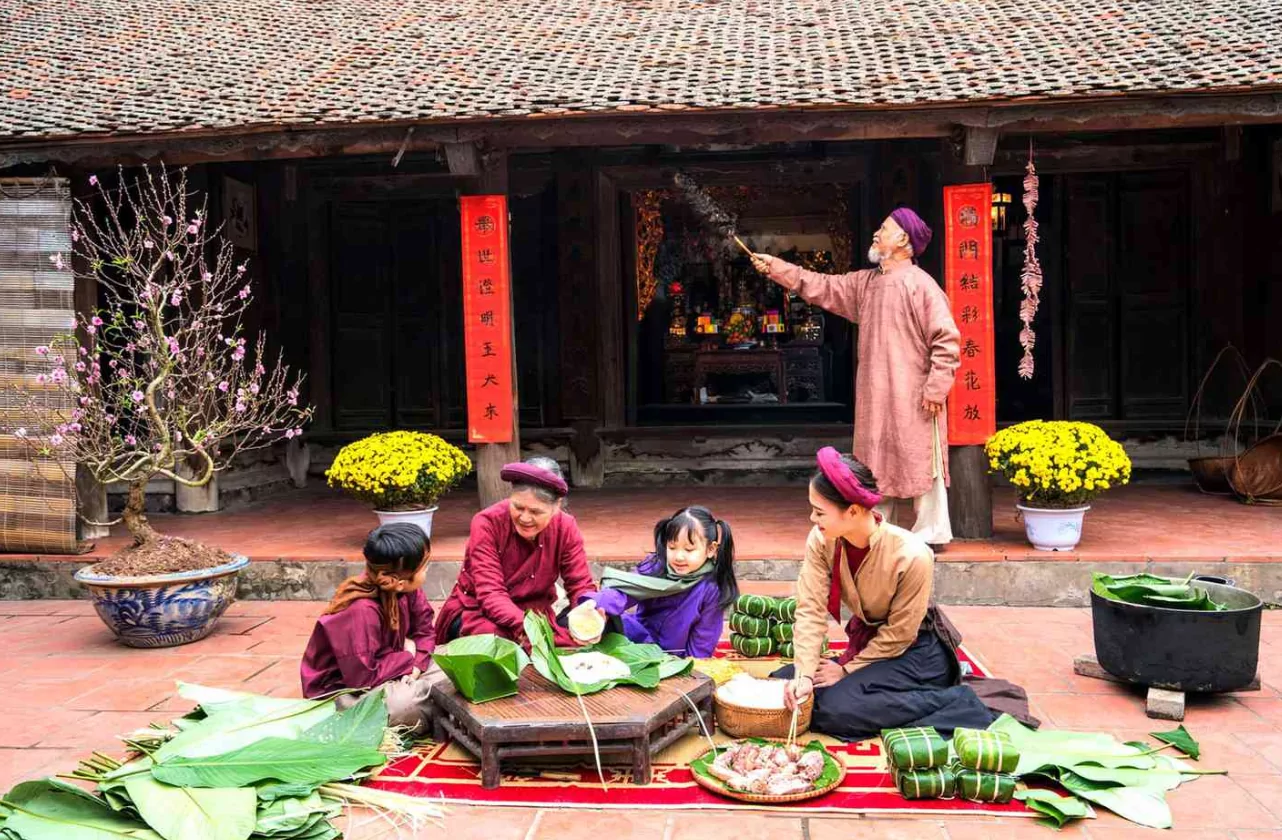 tet holiday family gathering vietnamese lunar calendar culture